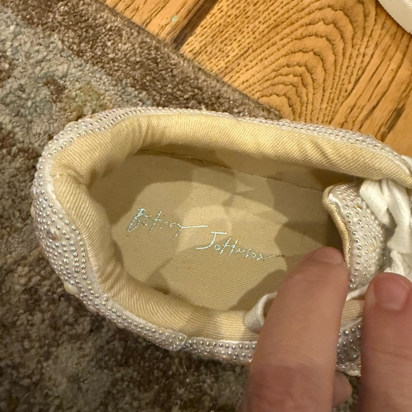 Betsy Johnson Sidny Ivory Pearl Sneaker pearl embellishment size 5.5 never worn - Picture 7 of 7